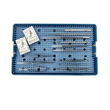Herramientas y componentes en una bandeja azul, incluidos numerosos instrumentos y etiquetas.